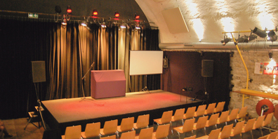 Die neue Staffel des Comedy Zischtig findet neu im Keller des Hauberhauses statt, wo eine gemütliche Atmosphäre herrscht.