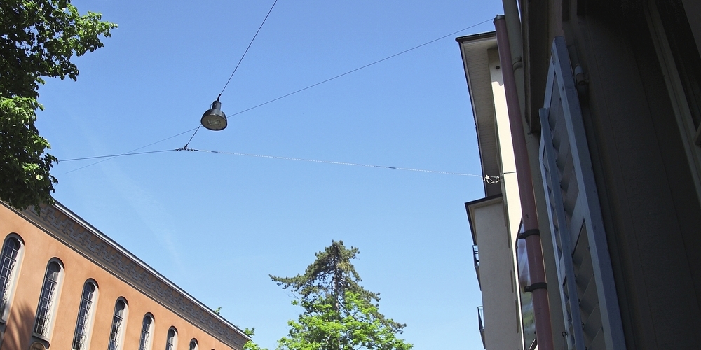 Über der Befestigung der Strassenlampe markiert ein Nylonfaden den Eruv um die Synagoge an der Freigutstrasse.