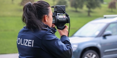 Die Aargauer Kantonspolizei hat einen Raser gestoppt: Dieser machte vergeblich geltend, er habe aus Sicherheitsgründen Gas gegeben, um rasch überholen zu können. (Symbolbild)