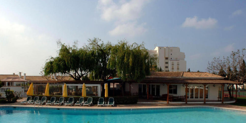 ARCHIV - Der Pool des "Ocean Clubs", in dem die britische Familie McCann 2007 Urlaub machte. Im Fall des vor gut 13 Jahren in Portugal verschwundenen britischen Mädchens Madeleine «Maddie» McCann steht ein 43 Jahre alter Deutscher unter Mordverdac...