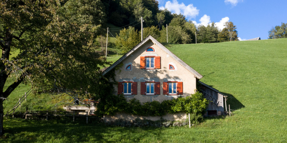 Das Weesner Ferienhaus rund 300 Meter über dem Talboden im Obereichholzberg ist dank der Arbeiten nun bei Amden Weesen Tourismus buchbar.