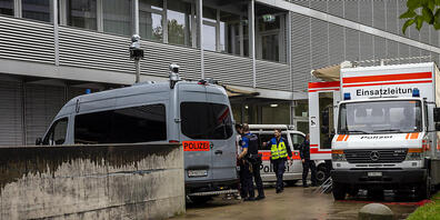 Die Einsatzkräfte riegelten am Mittwoch den Tatort um den Kinderhort an der Berninastrasse in Zürich Oerlikon ab. (Archivbild)