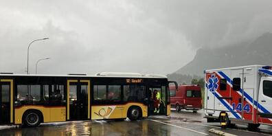 Die Streifkollision zwischen einem Postauto und einer Ambulanz in Netstal ging glimpflich aus.