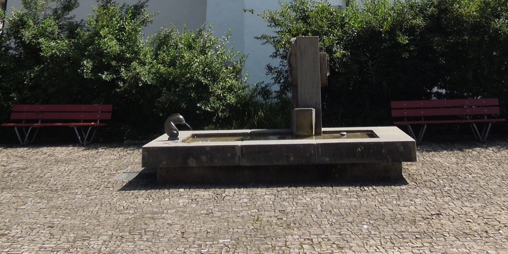 Schmerkner Dorfbrunnen beim Haus zum Hirzen: Wenige Zentimeter Wassertiefe reichen laut Gemeinderat für ein Ertrinkungsrisiko. (Archivbild)