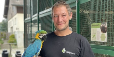 Inhaber der Wannenwis Orlando Schrofer mit Papageien-Dame Bella.