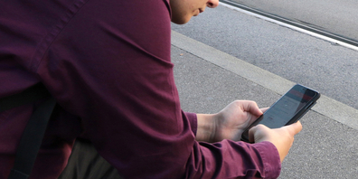Das Smartphone gehört zum Alltag der Schweizer Jugendlichen.
