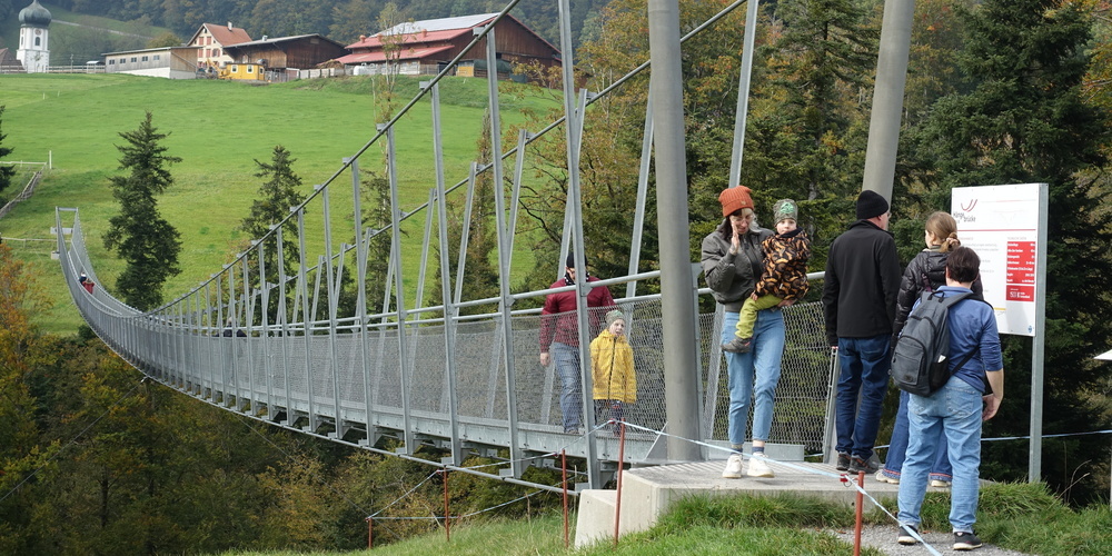 Vom Weiler Frauenrüti (Grub AR) aus überspannt die fünf Jahre alt gewordene Hängebrücke elegant das Mattenbachtobel. Im Hintergrund die katholische Kirche von Grub SG