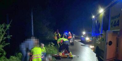 Die Rettungskräfte haben die verletzte Frau nach dem Unfall auf der Gempenstrasse in Dornach SO erstversorgt. Die 21-Jährige wurde ins Spital gebracht.