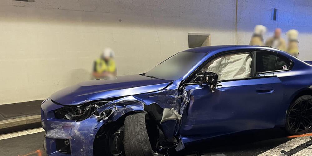 Am Auto der Frau entstand bei der Frontalkollision im Umfahrungstunnel von Roveredo GR wohl Totalschaden.