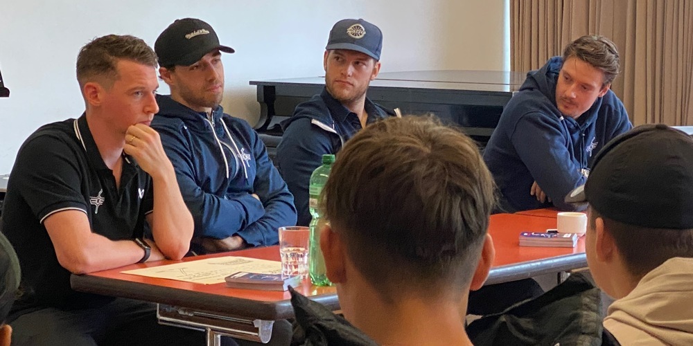 Die EHC Kloten standen den Schüler/innen Rede und Antwort. V.l. Tyler Morley, Bernd Wolf, Niko Ojamäki, Ludovic Waeber. 