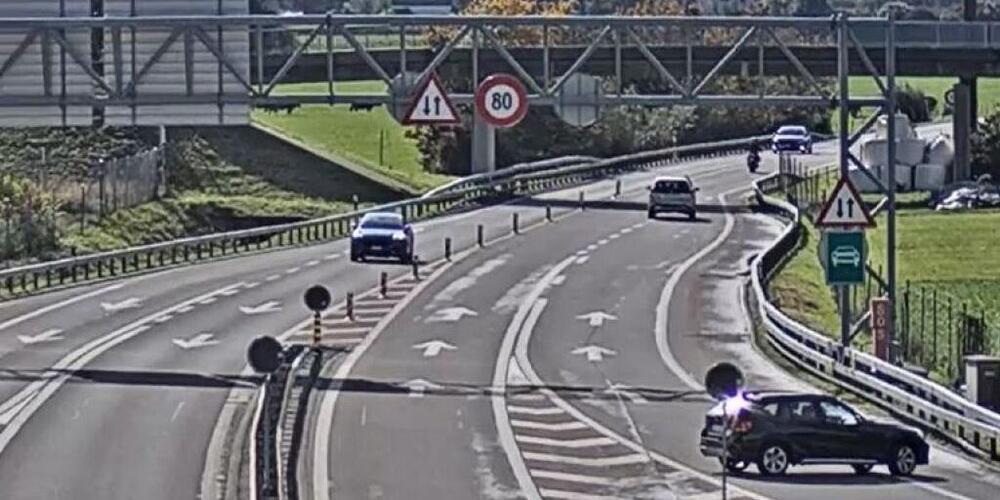 Die Autofahrerin versuchte, ihr Fahrzeug auf der Autobahnausfahrt zu wenden.