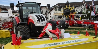 Ein Traktor von Steyr kombiniert mit einer Landmaschine von Pöttinger am Kaltbrunner Maschinenmarkt.