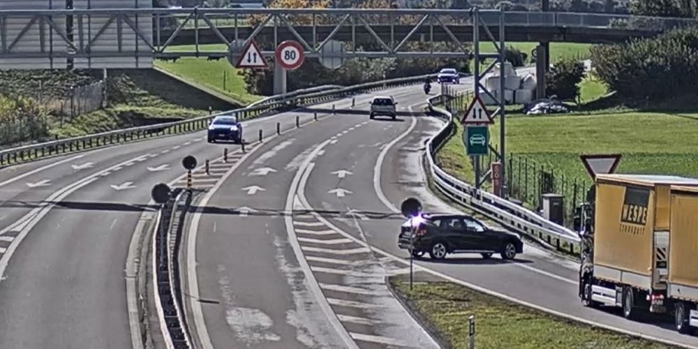 Beim Wendeversuch der Autofahrerin über die Sperrfläche verhinderte ein entgegenkommender Lastwagen nur dank Starkbremsung eine Kollision.