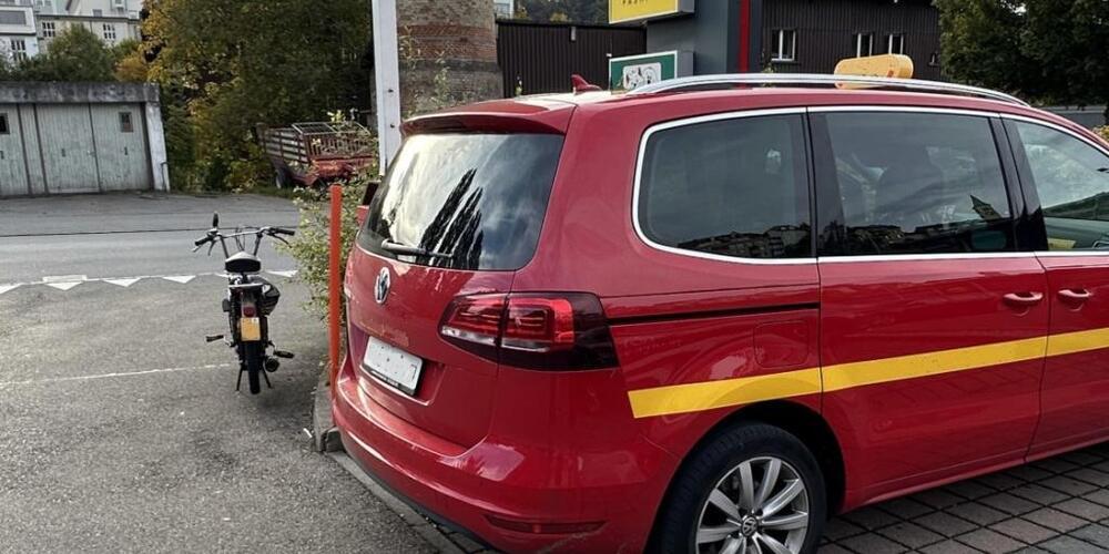 Der Mann fuhr mit einem Mofa in ein parkiertes Auto.