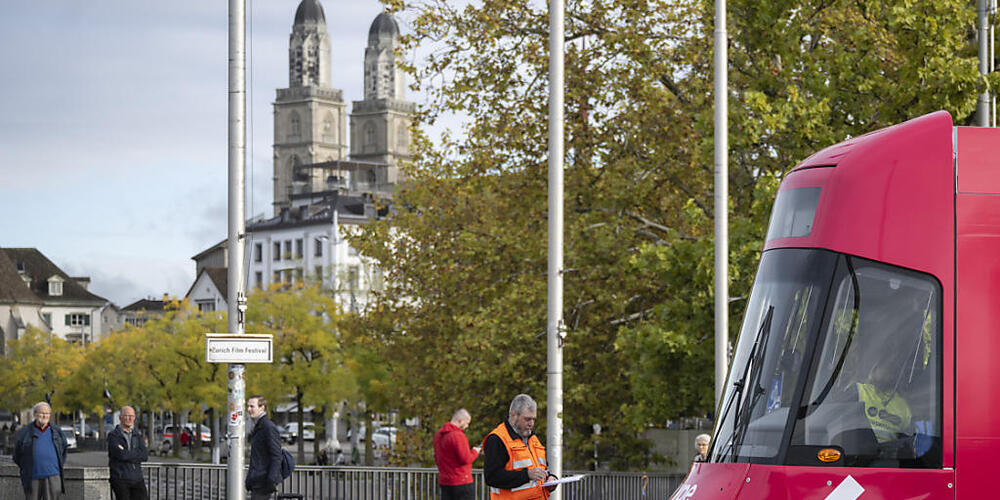 Ein am Mittwoch in Zürich bei einem Tramunfall Verstorbener ist als 59-jähriger Deutscher identifiziert worden.