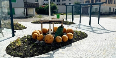 Die Holzperlenkette des Künstlers Fredy Dietziker soll unter anderem den Zusammenhalt der 13 Dörfer und Weiler symbolisieren.