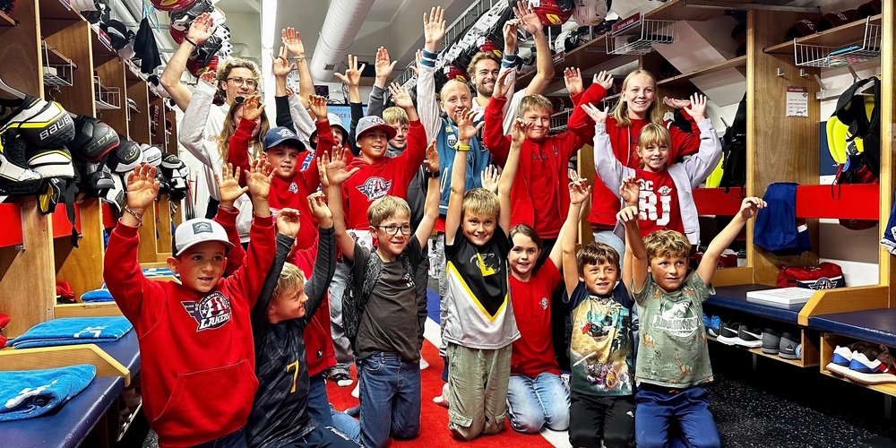 Nach der Pressekonferenz gab es für die Kinder noch eine Überraschung: Sie durften einen Blick in die Lakers-Garderobe werfen.
