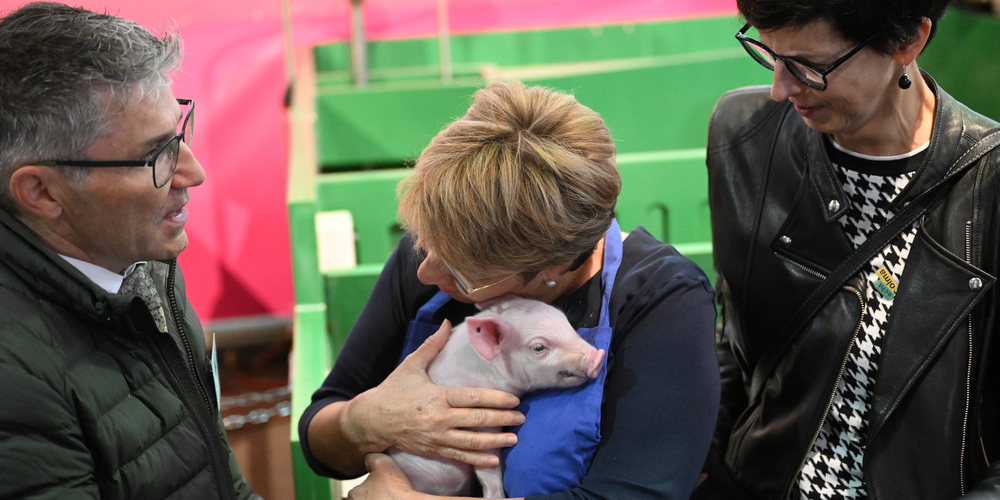 Bundespräsidentin Viola Amherd (Mitte) mit Säuli Leonie.