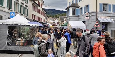 Am Kaltbrunner Jahrmarkt 2024 galt erstmals ein Obligatorium für Mehrweggeschirr. Vor einer allfälligen Ausweitung wird evaluiert. (Archivbild)