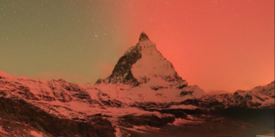 Nordlicht taucht das Matterhorn in rotes Licht