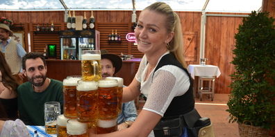 Serviceangestellte mit 13 Mass: Das Oktoberfest Zürich auf dem Bauschänzli ist eröffnet.