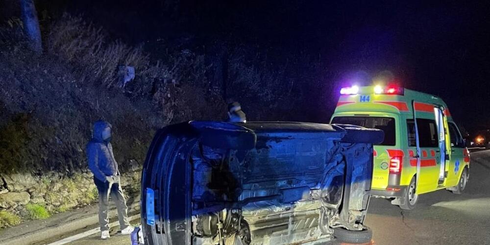 Das Auto kam seitlich gekippt zum Stillstand.