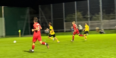 Im Meisterschaftsspiel zwischen dem FC Neckertal-Degersheim (gelb-schwarz) und dem FC Uznach (rot) gab es nur wenige klare Torchancen.