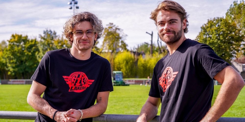 Verteidiger Luca Capaul (l.) und Stürmer Sandro Zangger mit dem neuen T-Shirt, das sich ans schwarze Preseason-Trikot anlehnt.
