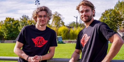 Verteidiger Luca Capaul (l.) und Stürmer Sandro Zangger mit dem neuen T-Shirt, das sich ans schwarze Preseason-Trikot anlehnt.