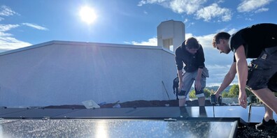 Arbeiter auf dem Dach der Kirche Rotmonten