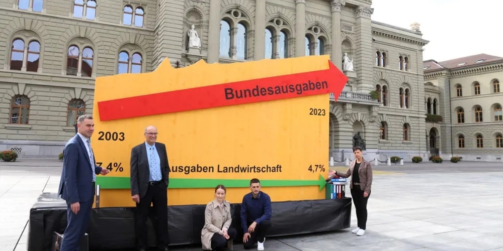 Der Direktor des Schweizer Bauernverbands Martin Rufer, Nationalrat und Präsident des Schweizer Bauernverbands Markus Ritter, Co-Vizepräsidentin der Junglandwirtekommission Leana Waber, Präsident der Junglandwirtekommission Damien Rey sowie die Präsidentin des Schweizerischen Bäuerinnen- und Landfrauenverbands Anne Challandes vor dem Bundeshaus. 