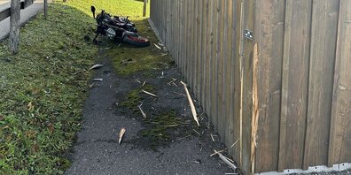 Die Motorradfahrerin kam von der Strasse ab und prallte in einen Gaden.