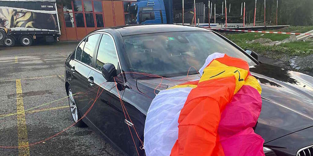 Beim Landeanflug streifte der Gleitschirmpilot ein parkiertes Auto und verletzte sich dabei.