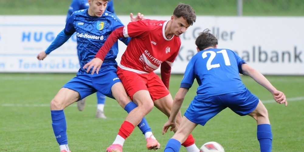 Montlingens Elton Aliji nimmt es mit zwei Melser auf. 