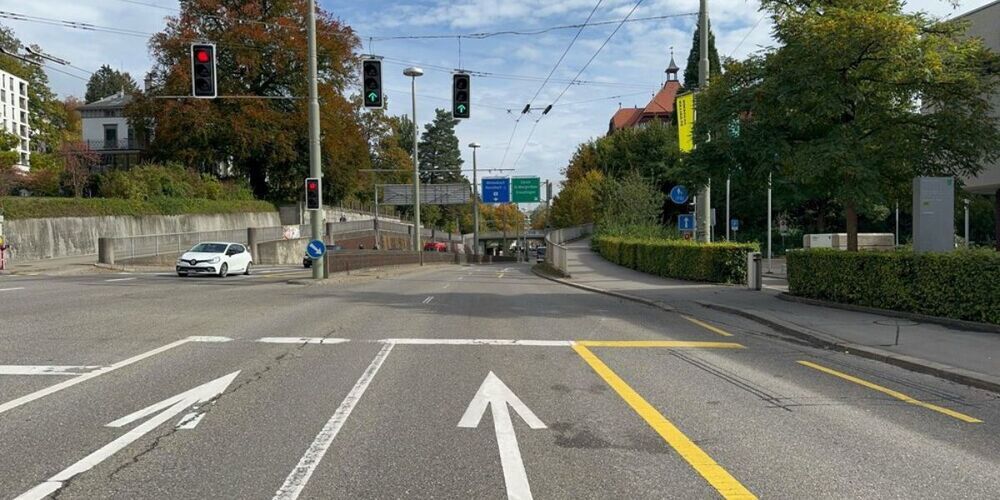 Der Autolenker bemerkte zu spät, dass der Lieferwagen vor ihm am Rotlicht Halt machte.