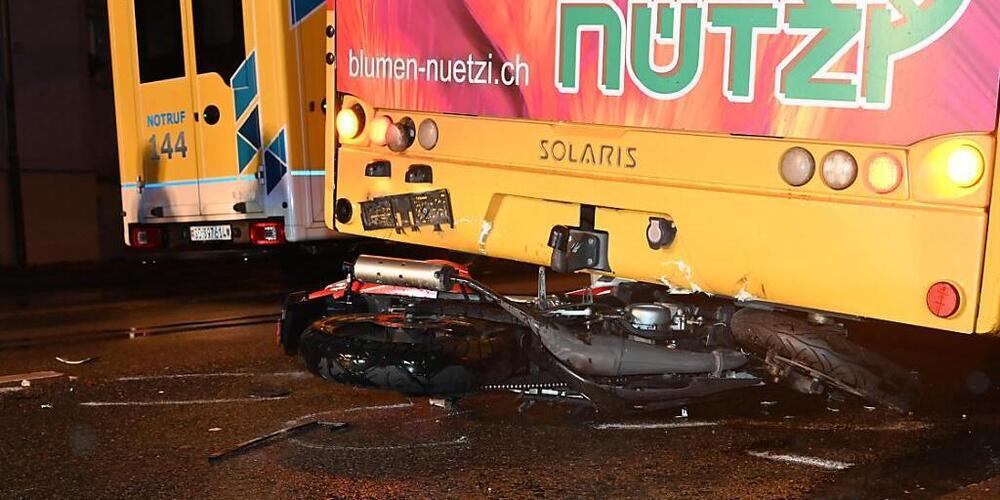 Der Motorradlenker wurde bei dem Unfall in Gossau SG schwer verletzt.