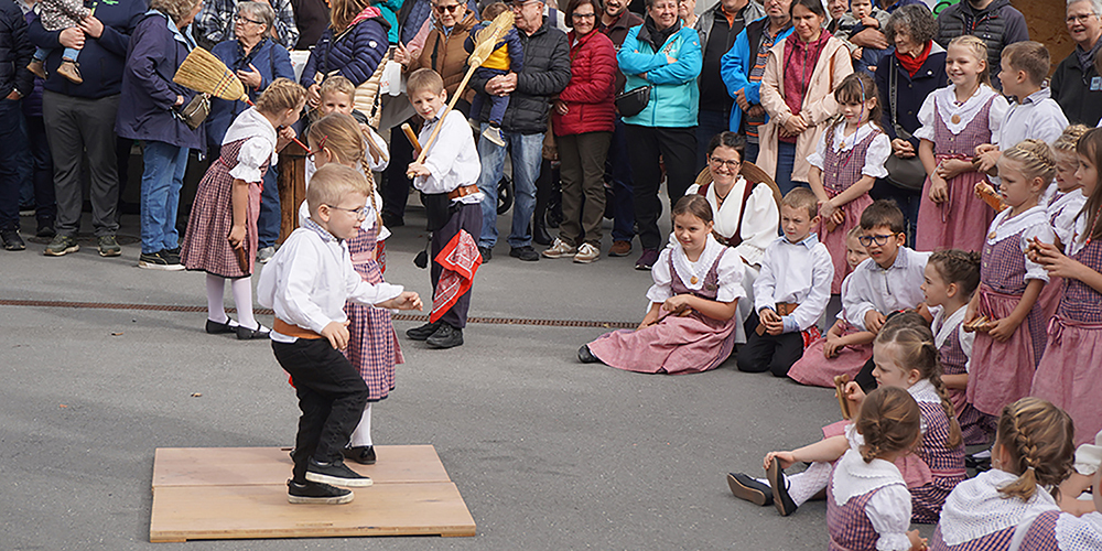 Die Zuschauer freuten sich über den Auftritt der Chinder- und Juniorentanzgruppä der Märchler Trachtelüt, wo auch «Bödele» und «Chlefele» zum Repertoire gehörten.