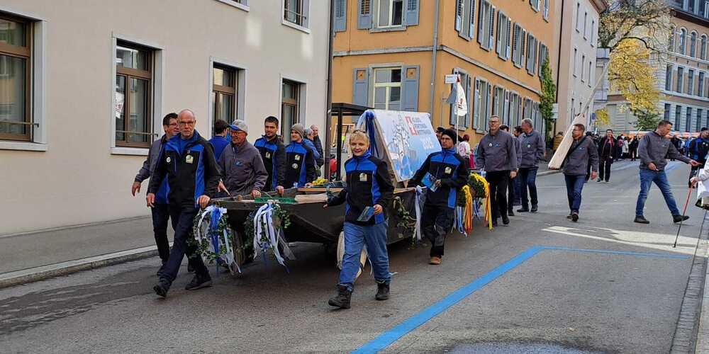 Die drei Sektionen zogen eines der Übersetzbote durch die St.Galler Innenstadt.
