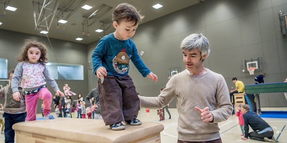 Die Kleinkinder trainieren spielerisch ihre motorischen Fähigkeiten.