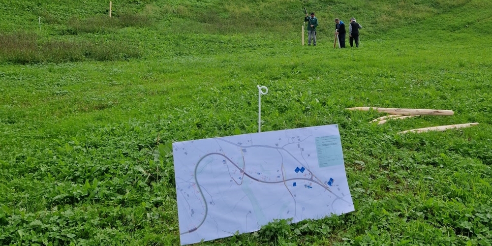 In den letzten Tagen wurden erste Markierungen im Gelände gesetzt, welche die Umfahrung Uznach für die Begehung vom Samstag, 19. Oktober 2024, veranschaulichen.