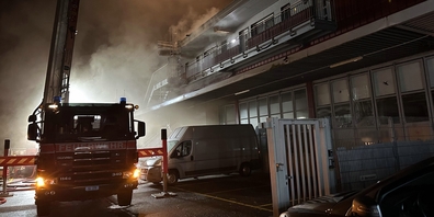 Beim Brand in Uznach in der Nacht auf Montag standen 38 Feuerwehrangehörige im Einsatz. Der Sachschaden ist noch unbekannt.