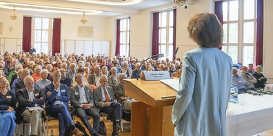 ZSS-Präsidentin Cäcilia Hänni begrüsst das Rekordpublikum.