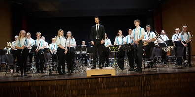 Die Musikantinnen und Musikanten des Jugendblasorchesters Höfe – hier mit Dirigent Sebastian Rauchenstein – geniessen den grossen Applaus anlässlich ihres Lagerkonzertes in Schindellegi.