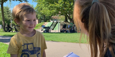 Die Kinder bestimmen, welche Spielelemente den Stadtpark neu gestalten sollen.