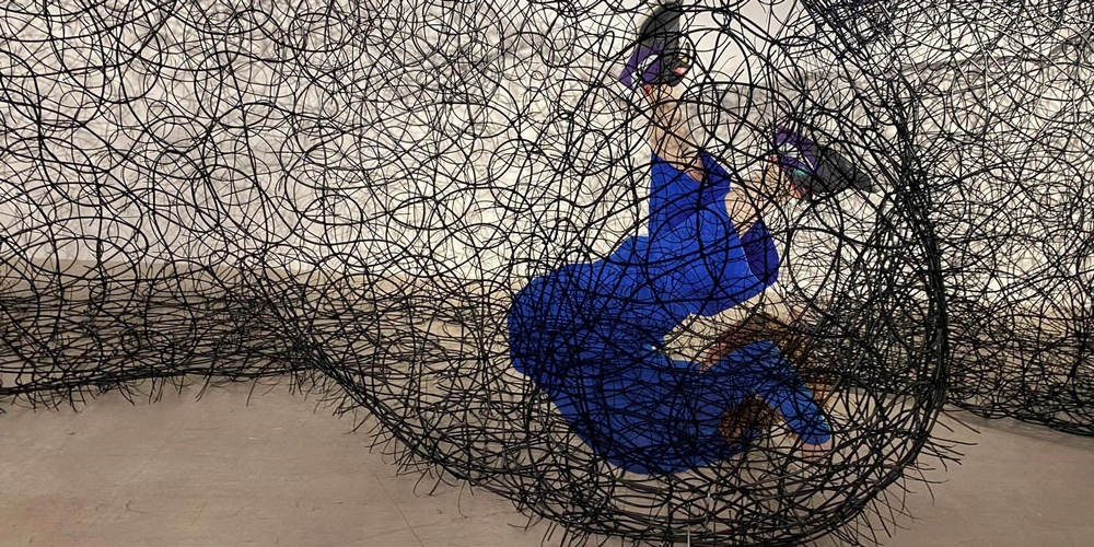Karin Minger antwortet mit einer Tanz-Performance auf die Installation von Fraenzi Neuhaus.