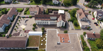 Ziel der neuen Strategie ist, dass die verschiedenen Nutzungen wie z.B. Unterricht, Betreuung und Freizeitaktivitäten in den Schulstandorten entflochten und fokussiert werden. 