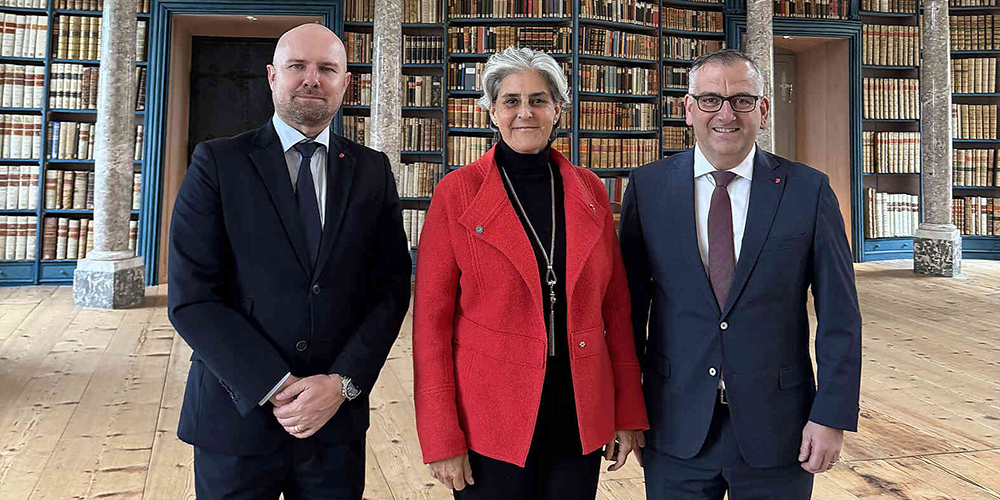 Die Botschafterin von Spanien, Celsa Nuño García, wird flankiert von Landammann Michael Stähli (rechts) und Staatsschreiber Mathias Brun.