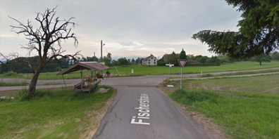 Bei der Einmündung Fischerstrasse trat eine Frau unvermittelt direkt vor ein herannahendes Fahrzeug. 