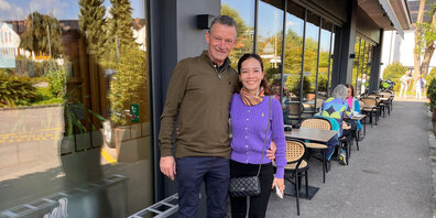 Peter Duft mit seiner Frau Surewan auf Besuch in Grüningen.