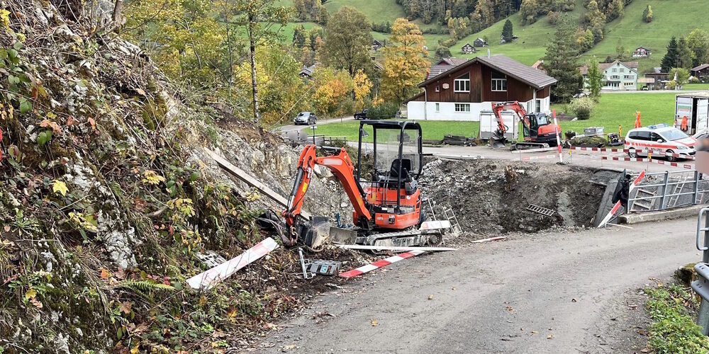 Der Mann rutschte aufs Gaspedal und fiel rund sechs Meter in die Tiefe.